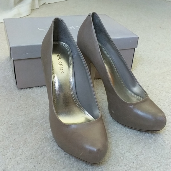 Gently used classy heels - Picture 1 of 8